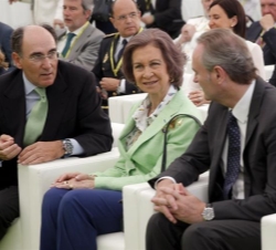 Su Majestad la Reina acompañada por el presidente de la Generalitat Valenciana, Alberto Fabra y el presidente de Iberdrola, Ignacio Sánchez Galán, dur